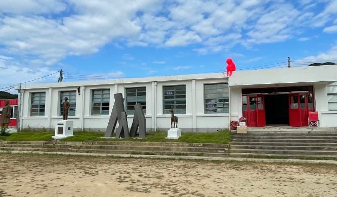 Wadong Branch School, Outdoor